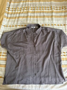 Uniqlo women’s Taupe-Gray Short-Sleeve Button-Down Shirt